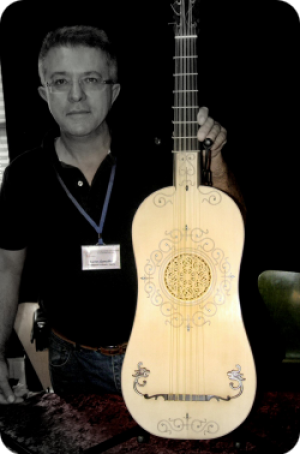 Carlos González, Luthier