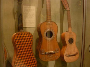 Exposición de guitarras de Luis Delgado, en el Festival de Música Antigua de Gijón