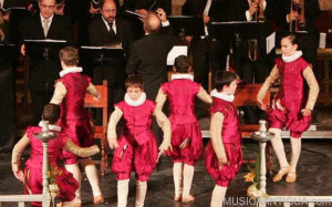 Lleno en la Basílica de Elche para la actuación de las Danzas del Corpus