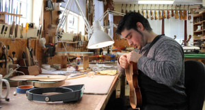 Un Español que decide ganarse la vida como luthier en EE.UU