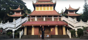 Rodrigo Rodríguez interpreta el shakuhachi en el templo Ma-Cho, La Gema del Taoísmo