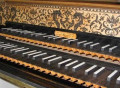Se buscan en alquiler un clavecín doble teclado, un violoncello y un contrabajo