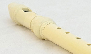 La flauta de plástico: «un engendro maligno con pésimos resultados sonoros y musicales»