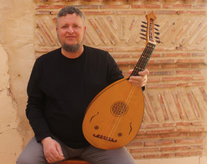 Entrevista a Jota Martínez, músico y organólogo medievalista: “creo que tiene más valor recuperar la música medieval haciendo primero el trabajo de recuperar los instrumentos de la época”