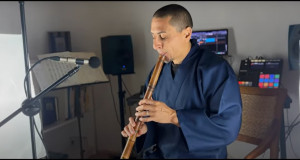 Rodrigo Rodriguez interpreta en vivo desde su estudio de grabación la canción de shakuhachi Tokachi Umauta 十勝馬唄 «Canción de los caballos de Tokachi»