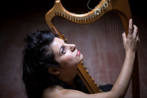 La arpista Sara Águeda lanza “Ellas renacen”: un viaje musical que revive el espíritu de las mujeres renacentistas