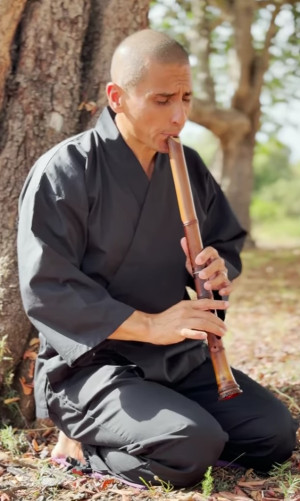 Rodrigo Rodríguez interpreta la conocida canción japonesa «Sakura Sakura»