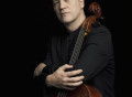 El violonchelista Arnau Tomás presenta “otras tres suites de Bach” dentro del ciclo de música de cámara “Salón del Ateneo”
